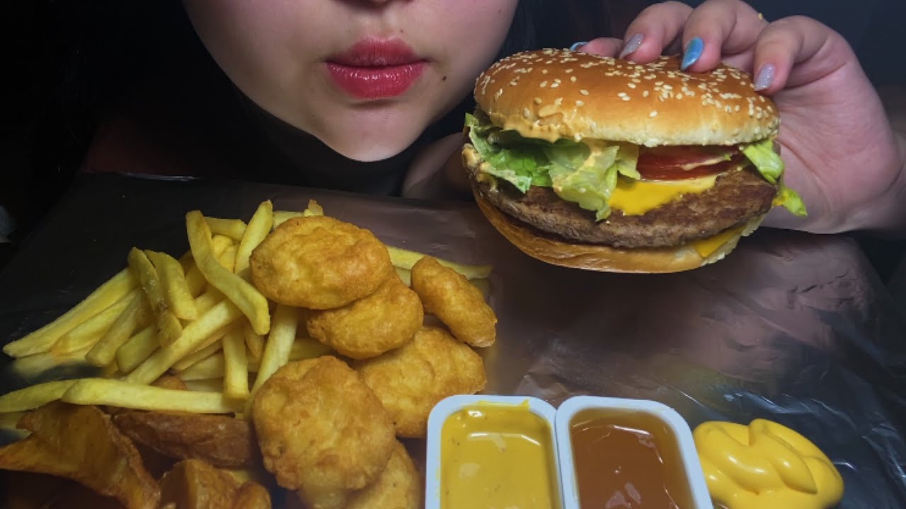 MUKBANG|ASMR McDonald’s BURGER AND NUGGETS WITH CHEESE SAUCE МУКБАНГ МАКДОНАЛЬДС БУРГЕР И НАГГЕТСЫ