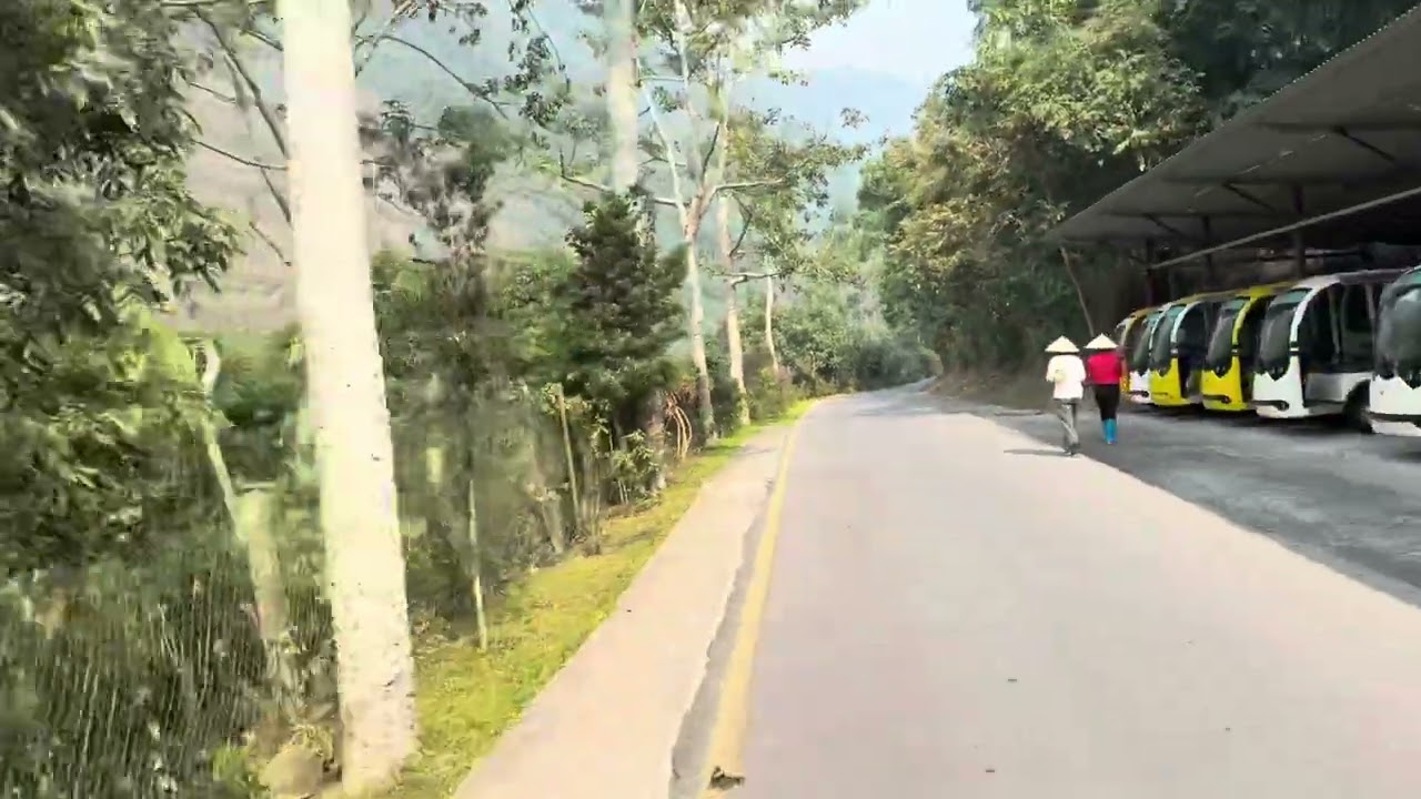 Đi ra từ Tây Thiên nhìn từ xe điện