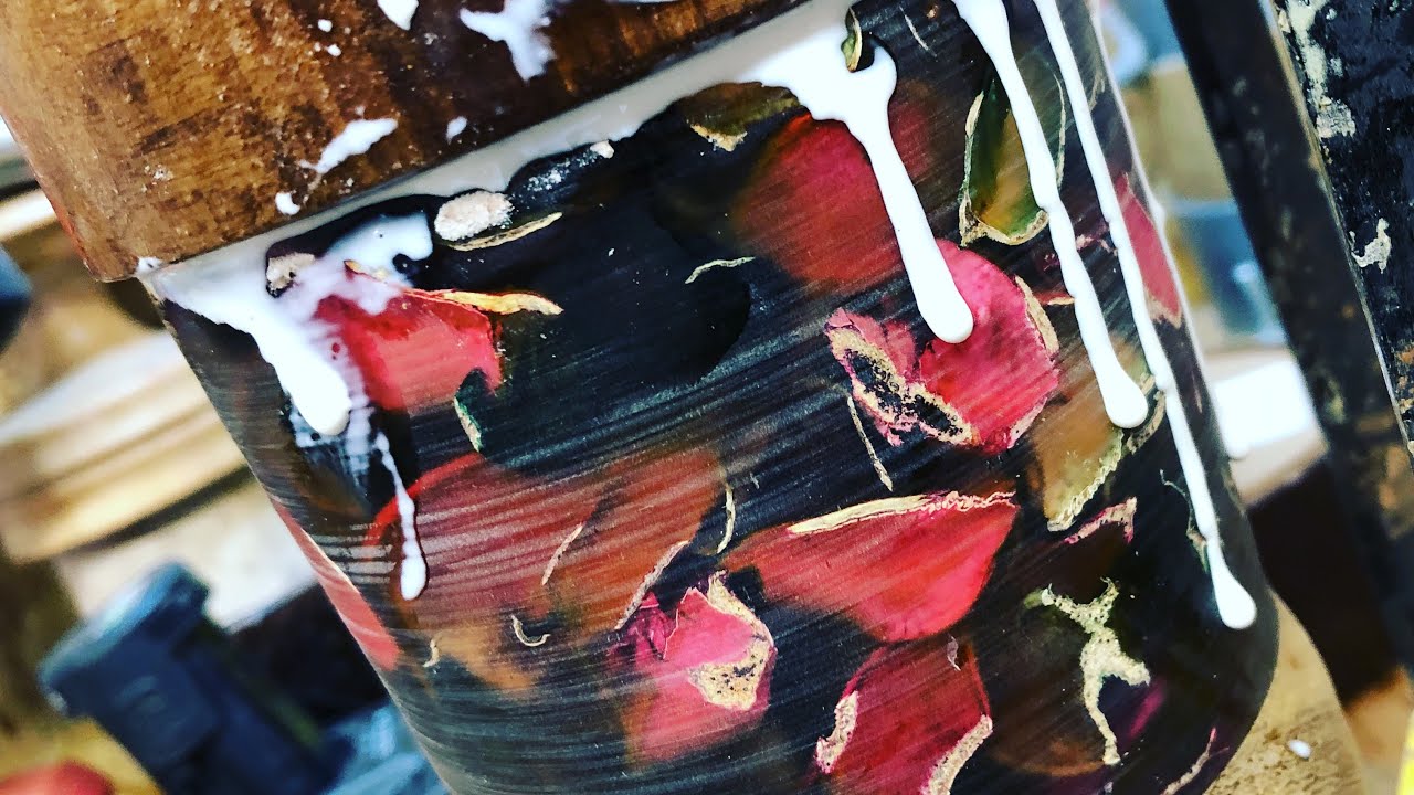 корочки из сухих цветов, смешанных со смолой, выточенные на токарном станке