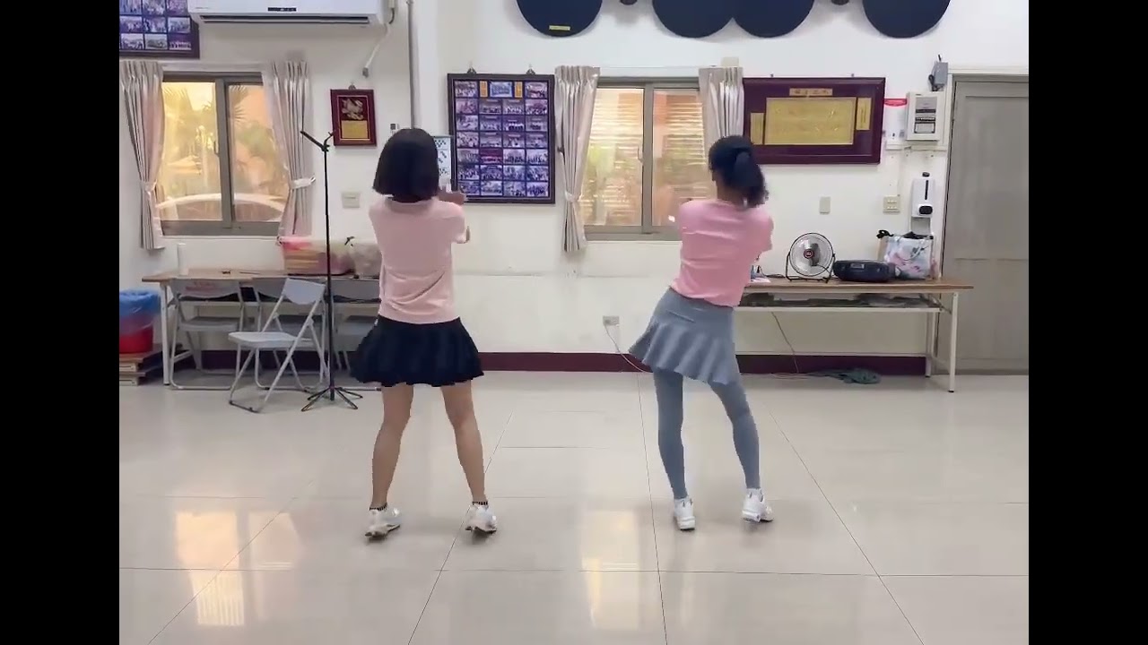 舞曲：嗨個夠（捷舞）背面示範+每段分解動作         前奏4*8、前舞4*8、一8*8、二8*8、間奏4*8、前舞、一、二、一、二、結尾pose4拍（編舞參考網網路）