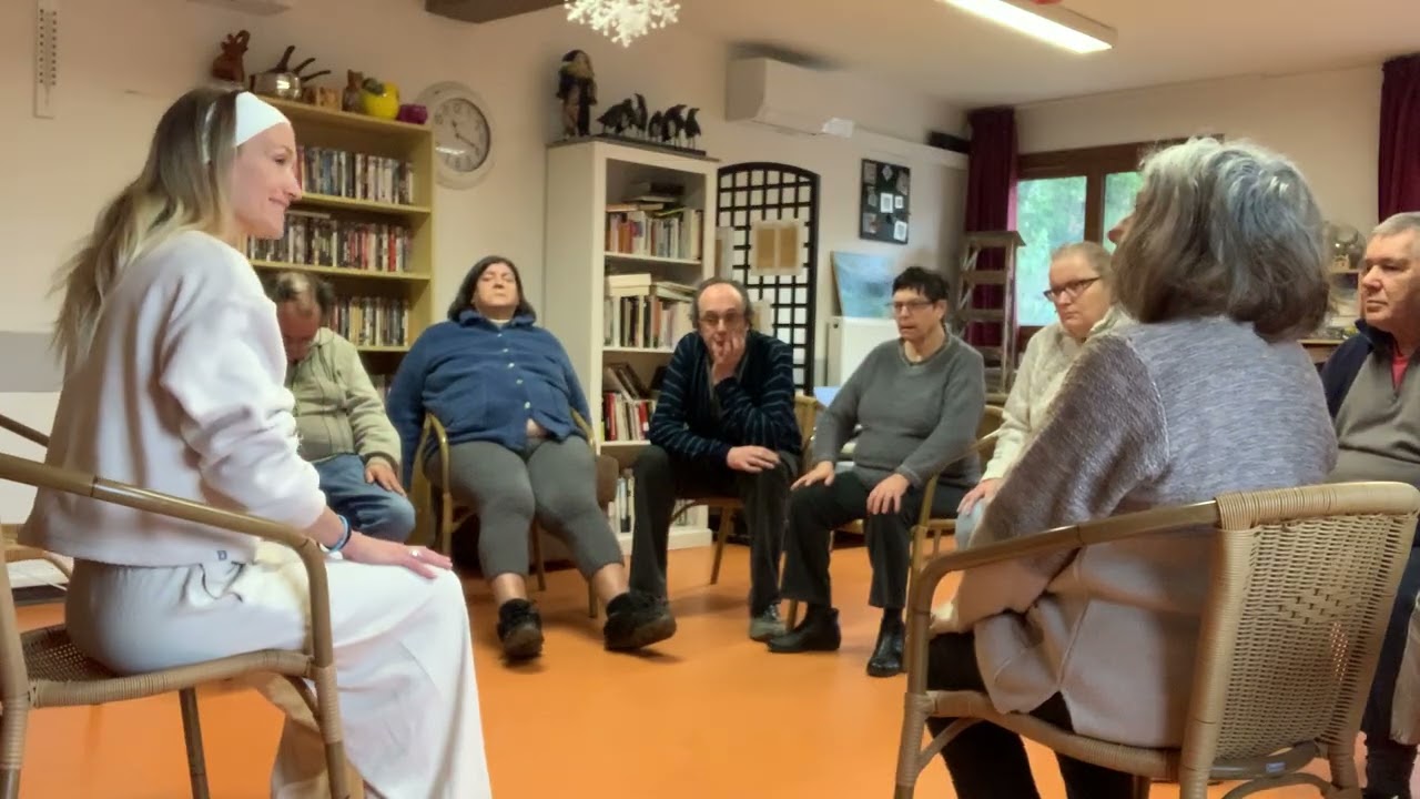 Cours de Yoga sur chaise, spécial sénior, en direct en EHPAD