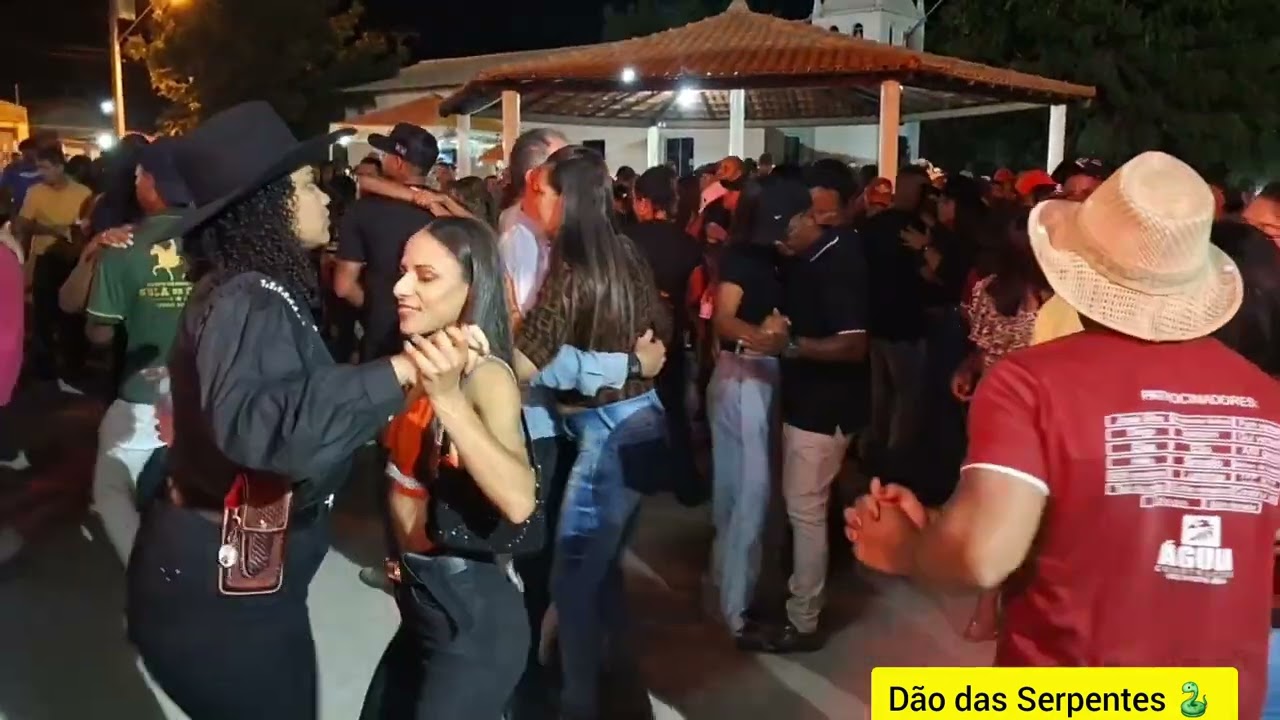 O cantor que faz a galera cair no forró.