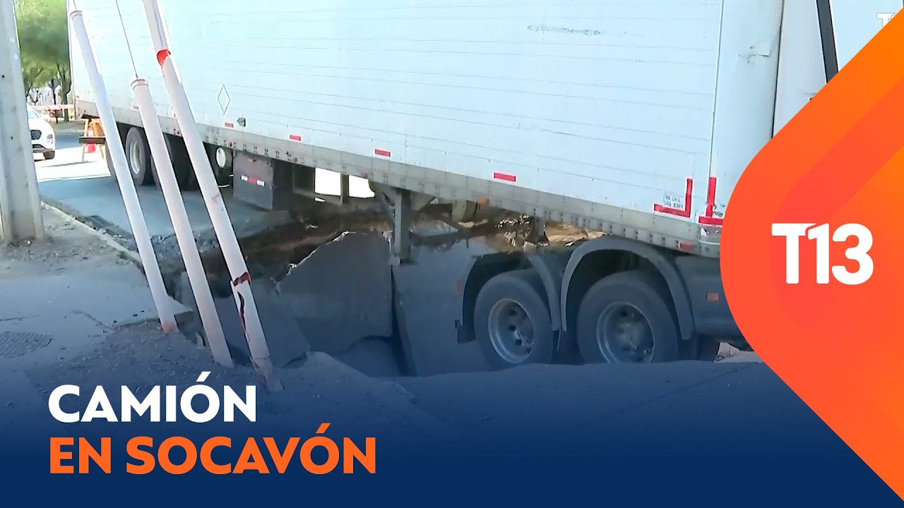 Viajó seis días: Camión cayó a socavón a metros de su destino