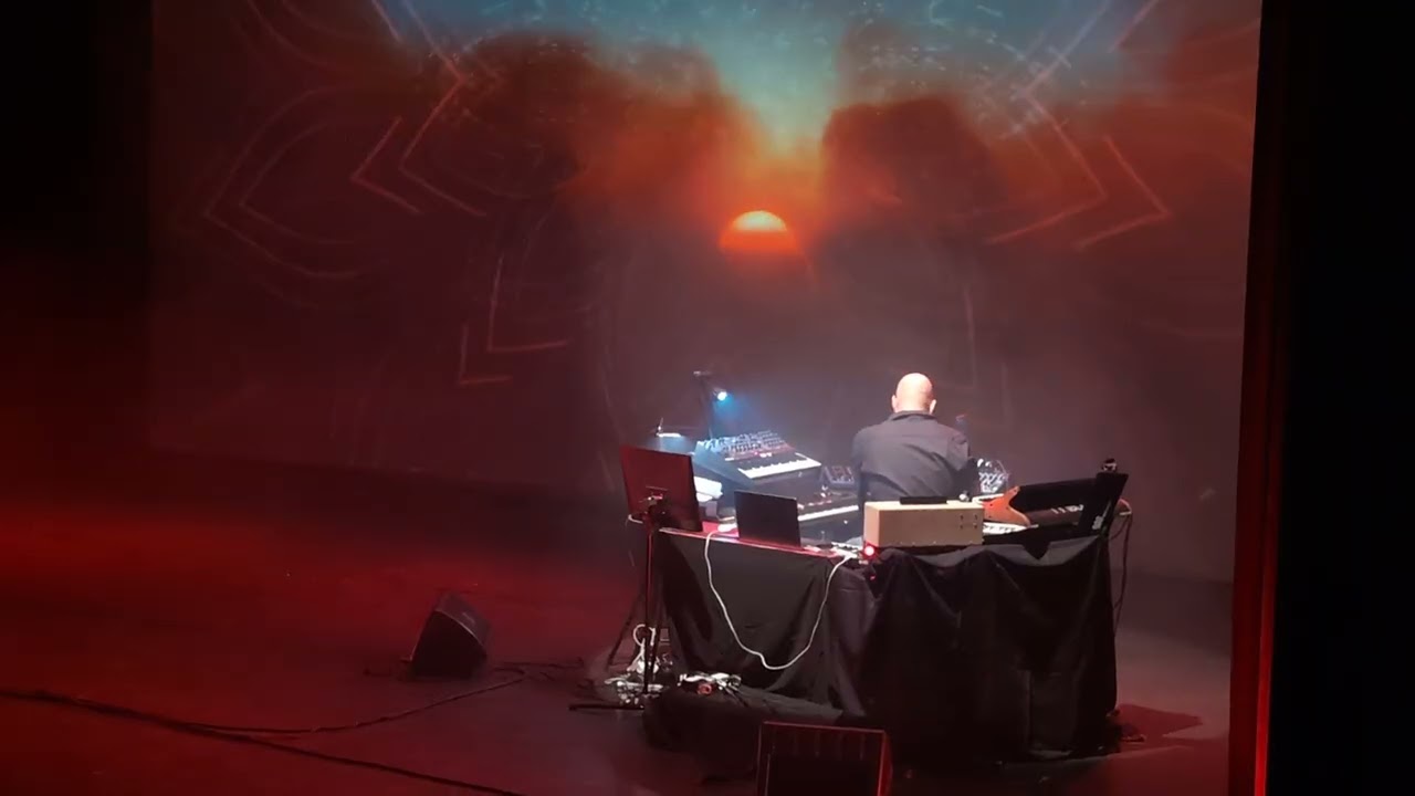 Rob Papen - Red Clouds Beyond (met Intro van Ron Boots)