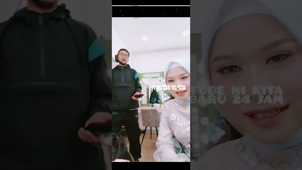 April DA7 Telepon Siapa Sambil di Make Up Hari Ini Ya? Secantik Itu