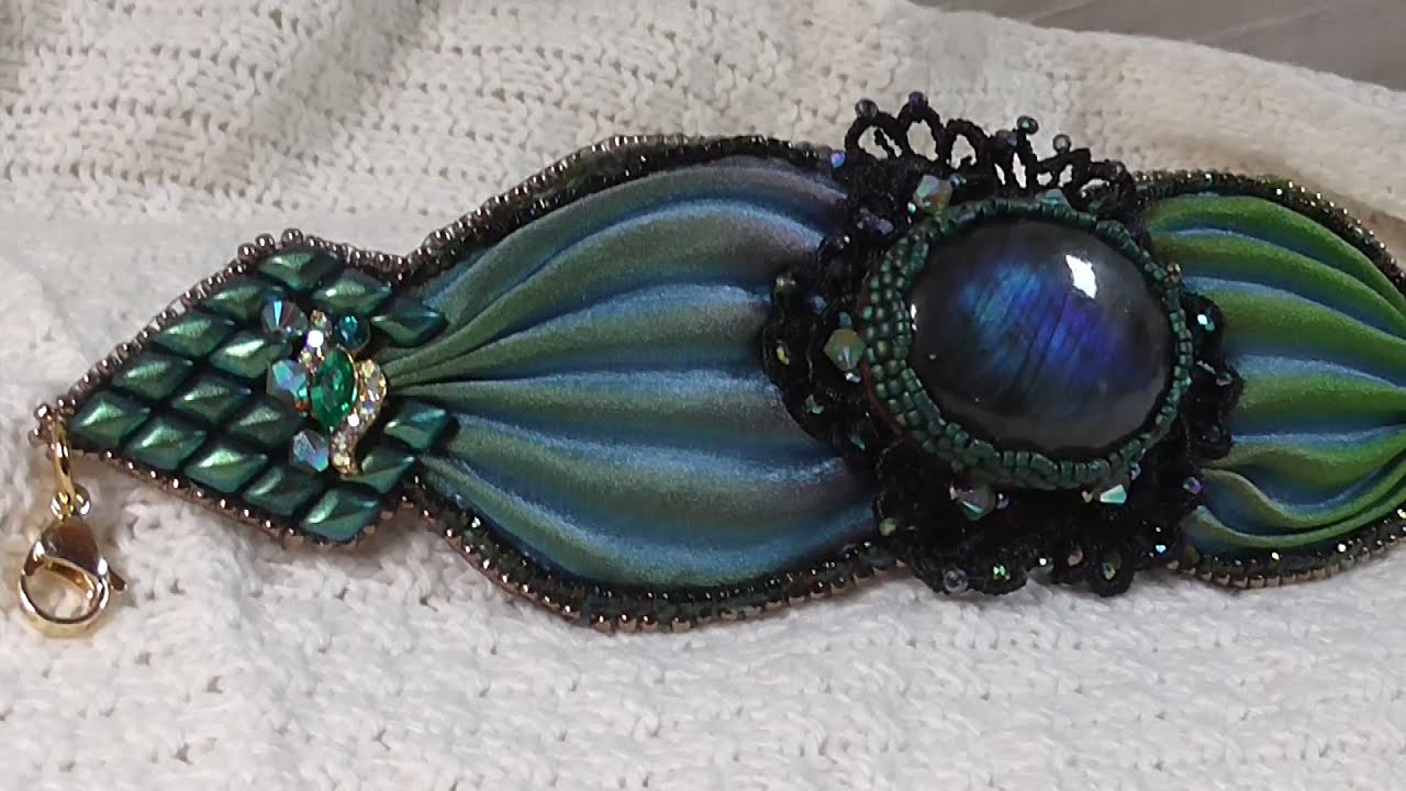 BRACELET WITH LABRADORITE BLUE-GREEN AND VENETIAN CONTERIA BLUE BEADS FROM THE YEAR 1920