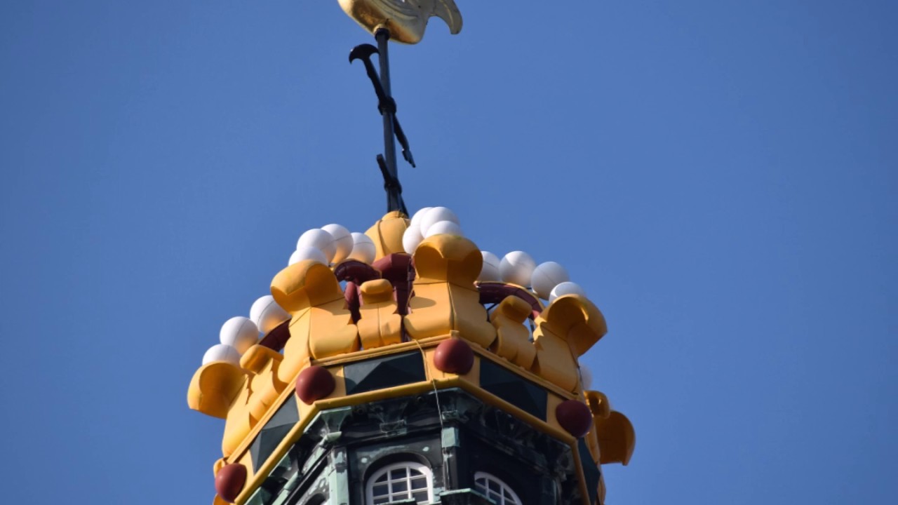 Kroont Hem met gouden kroon