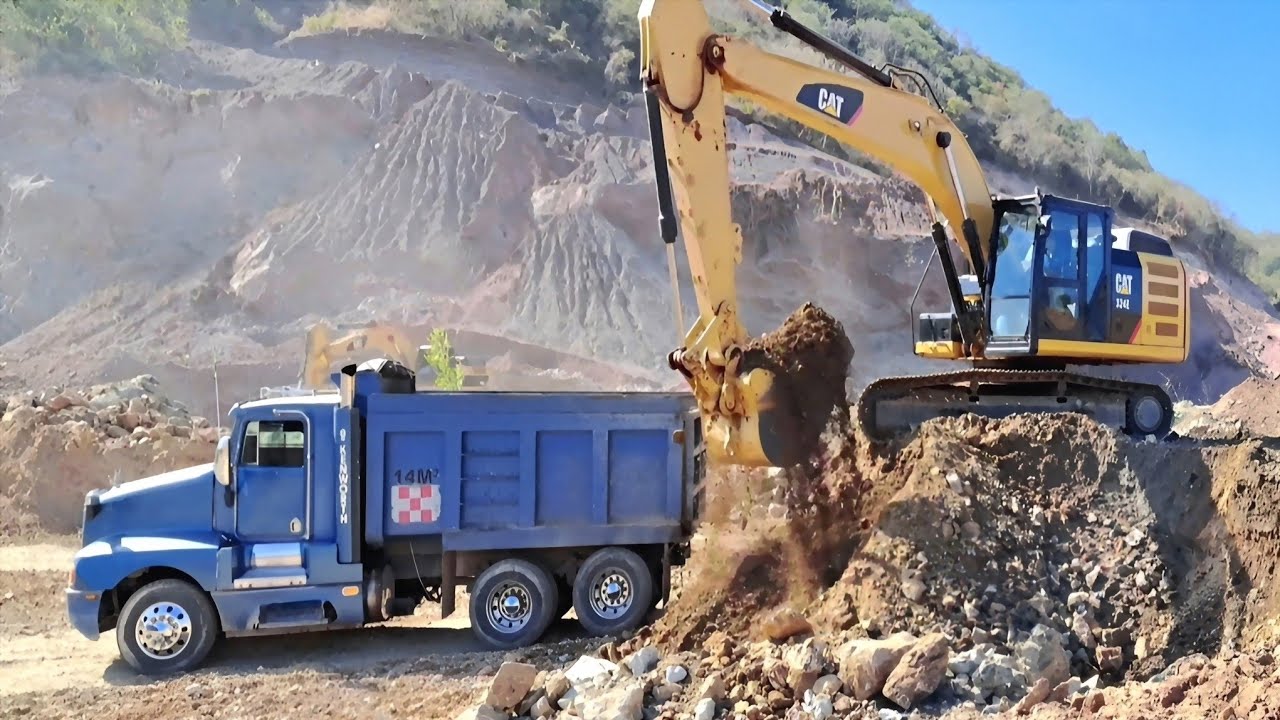 Excavadoras cargando camiones de volteo con material de relleno | CAT 324E • CAT 336DL
