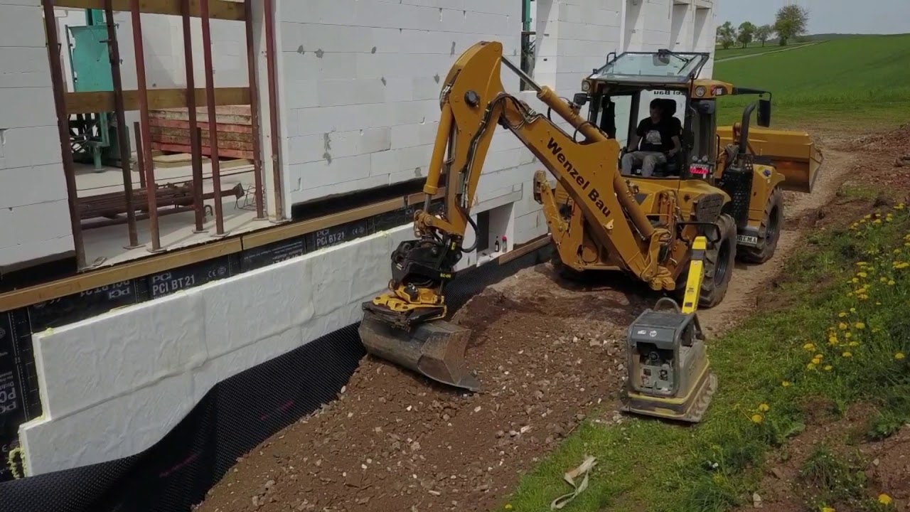 HYDREMA 906F in action in Germany - backfilling