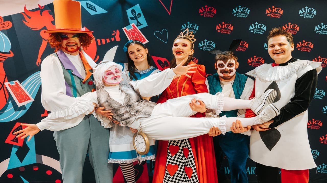 Zajrzyj za kulisy Alicji w Krainie Czarów autorstwa artystyczni widowiska