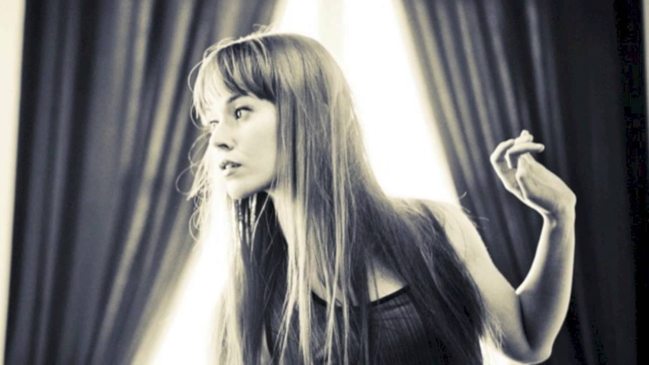 Johanna Kurkela - Sin&auml; Nukut Siin&auml; (Lyrics in description - Sanat kuvauksessa)