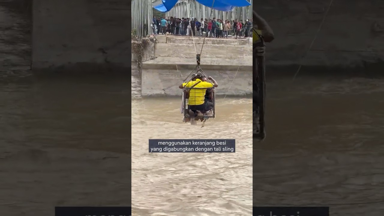 Jembatan putus, warga Aceh kirim bantuan pakai keranjang besi lewati sungai