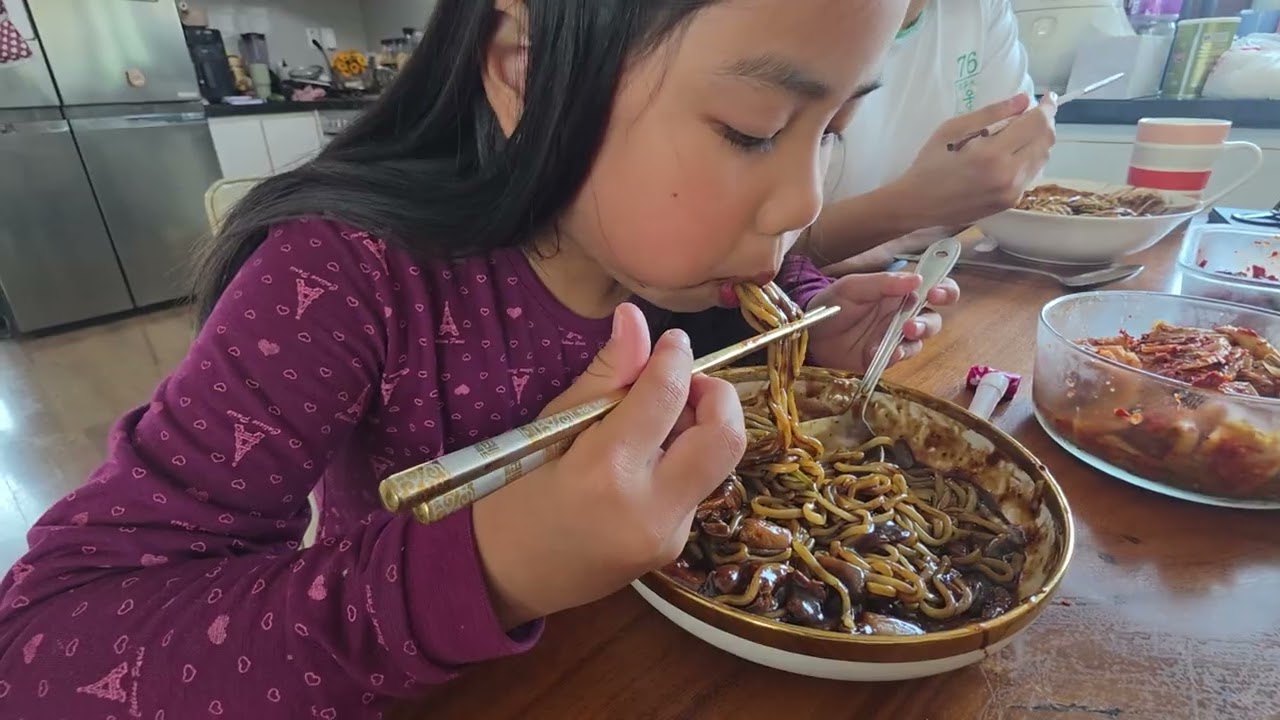 Món Mỳ tương đen của mẹ ngon không nói nên lời 😋엄마가 만든 짜장면, 말로 표현할 수 없을 만큼 맛있어요 😋