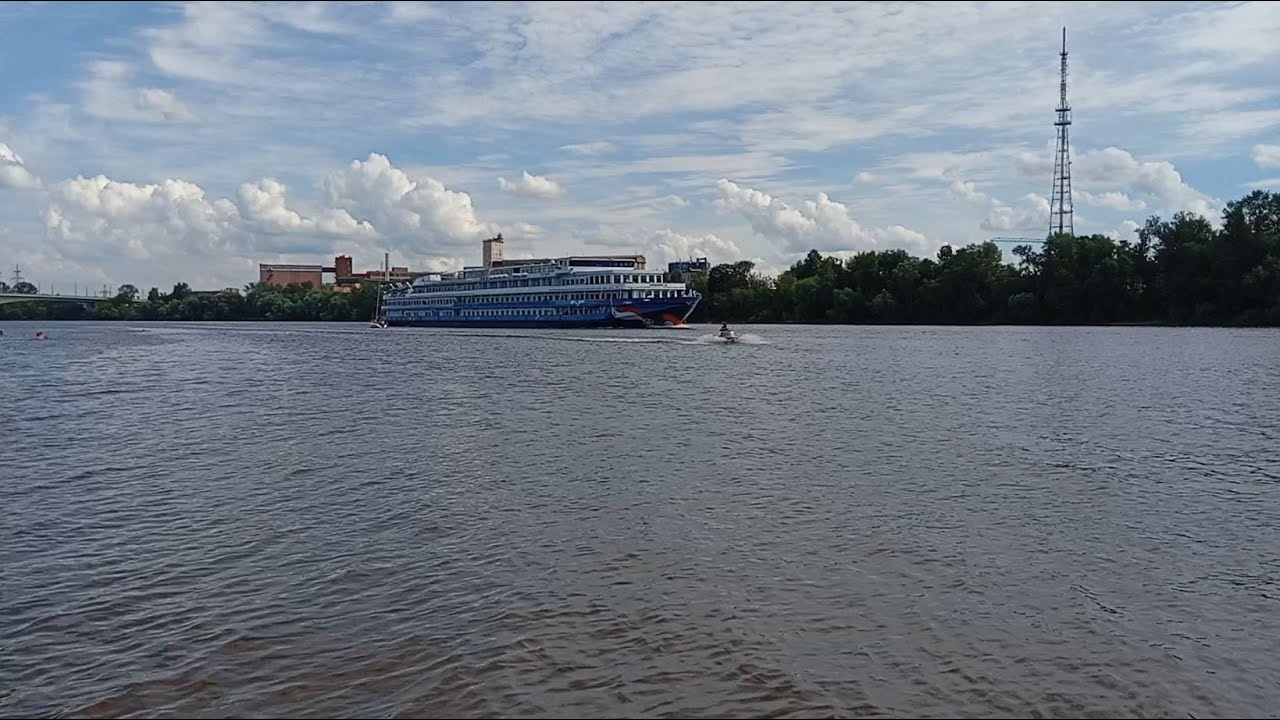 Теплоход "Огни большого города" прибывает в Тверь. 13.07.2024