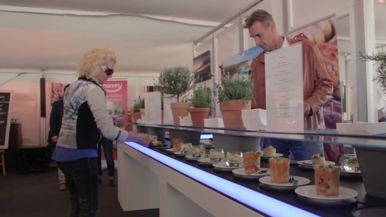Presenting food on a conveyor belt system for event catering