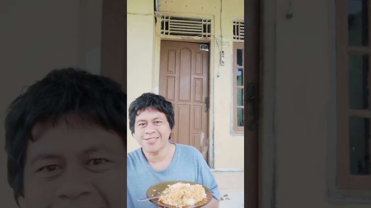 Mie goreng sama lalapan enak banget bikin kenyang banget 