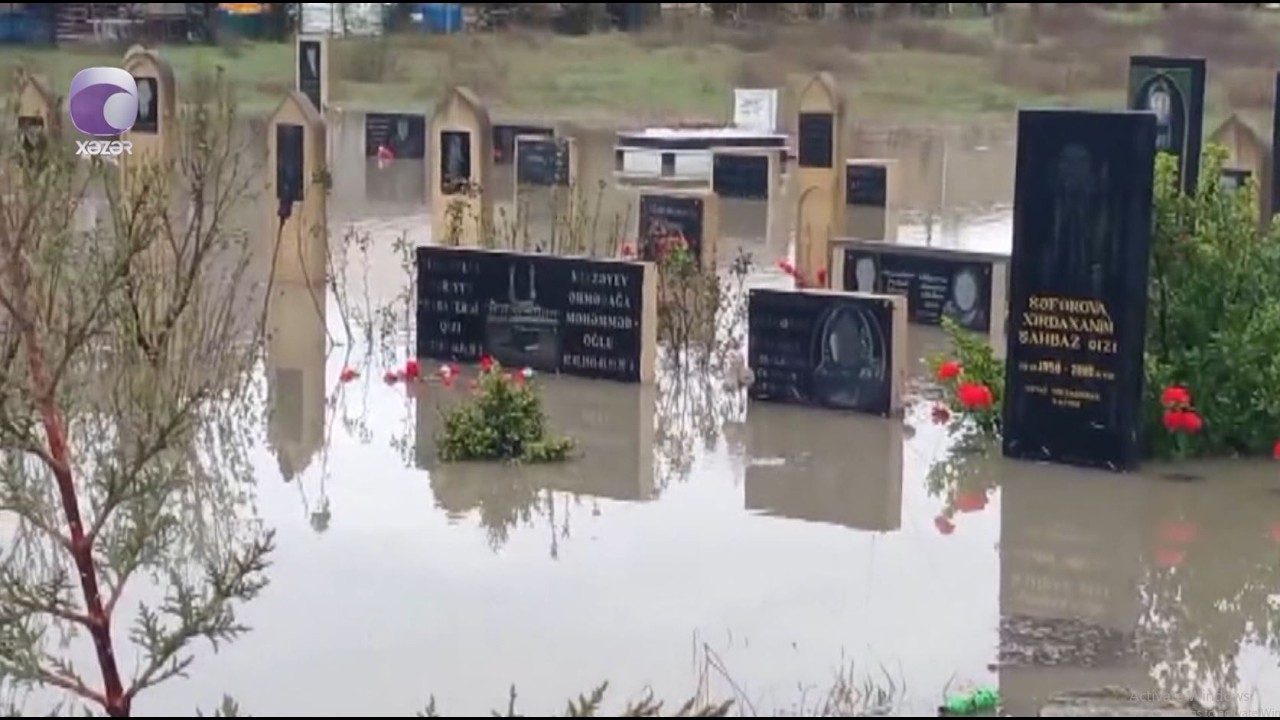 Sel suları qəbiristanlıqlara doldu