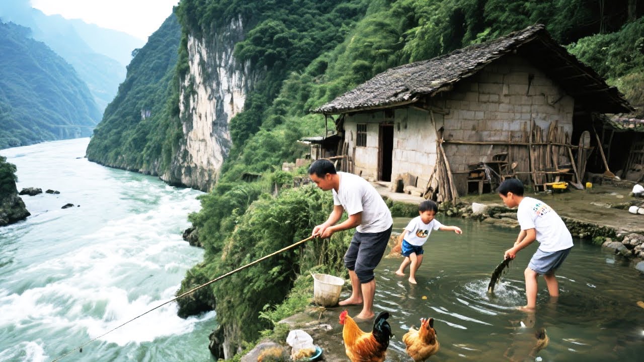 贵州深山乌江边上的独户人家，出门2米就能钓鱼，在这里钓鱼养鸡真的太安逸【乡村阿泰】