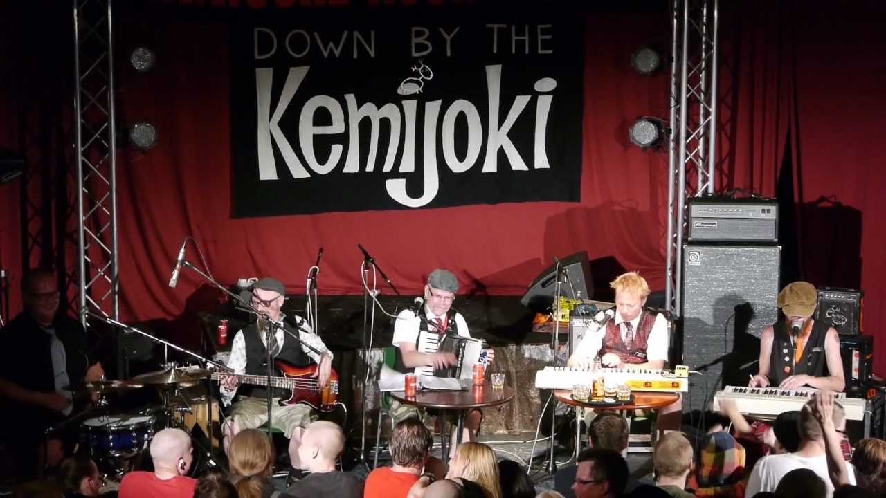 El&auml;kel&auml;iset - Jukolan Humppa (Live &bull; Down by the Kemijoki 2012)