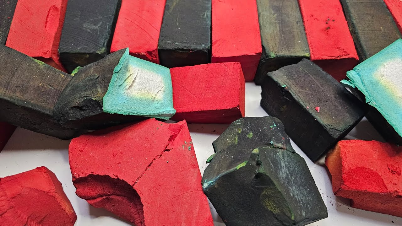 Extremely Gritty Christmas Crush | ASMR Gym Chalk Crush | Oddly Satisfying 🎄
