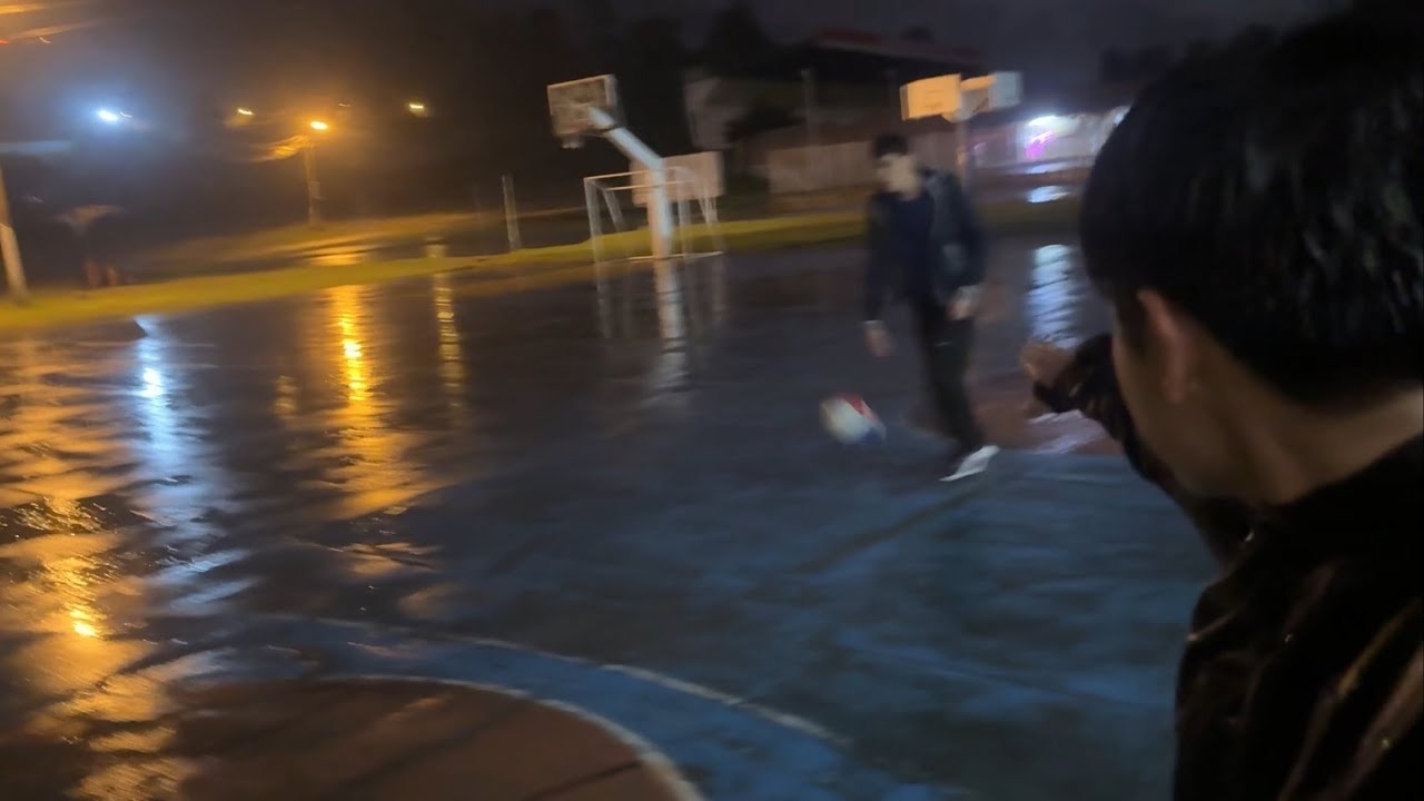 Jugando al basket en la lluvia hasta la noche | Vlog