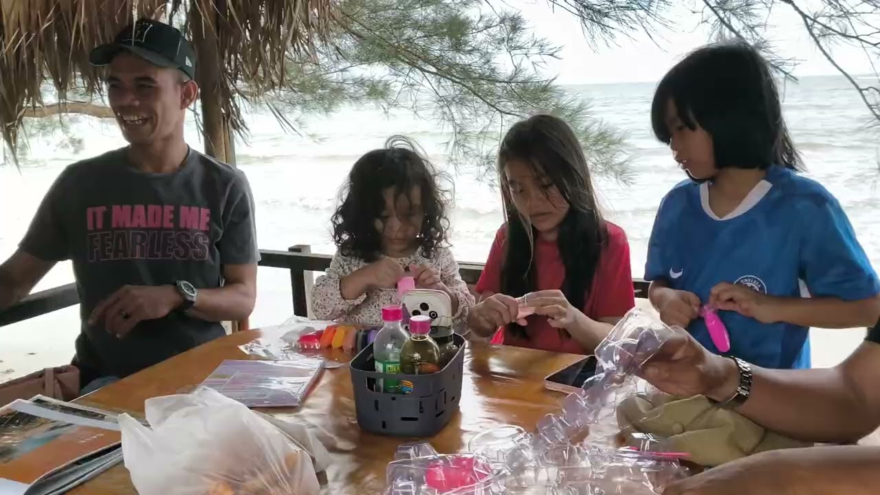 |Pohon batu Labuan |bawah budak2 makan sate
