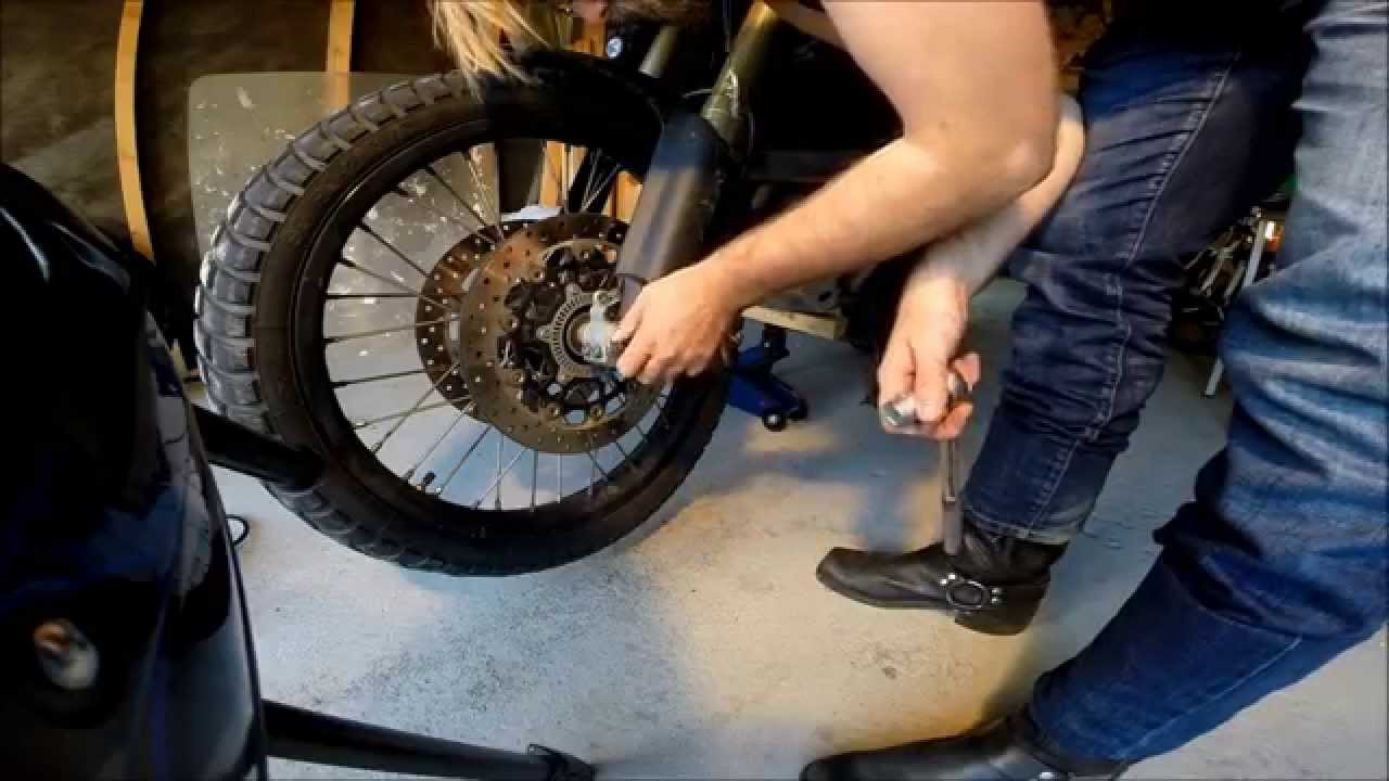 BMW F800GS Maintenance - Remove, change tyre and install front wheel. part 1