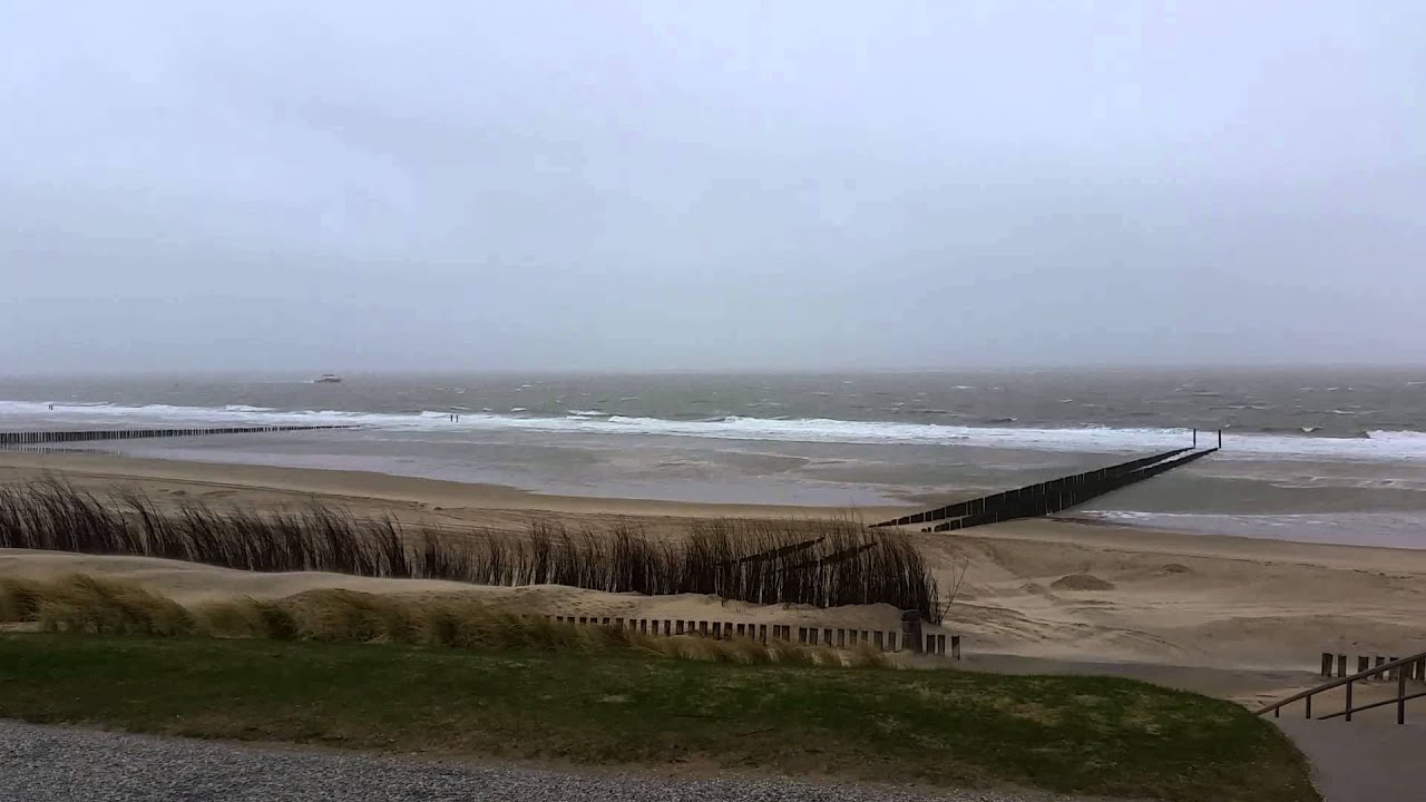 Aan het strand van Westkapelle met windkracht 8