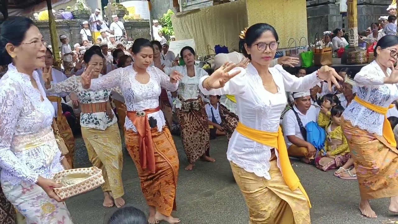 Rejang Sumping Keladi persembahan ibu-ibu di Pura Catur Lawa Ratu Bagus Pencarian Dalem