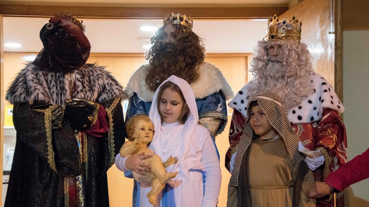 Sus Majestades los Reyes Magos de Oriente desembarcan en el Puerto Pesquero