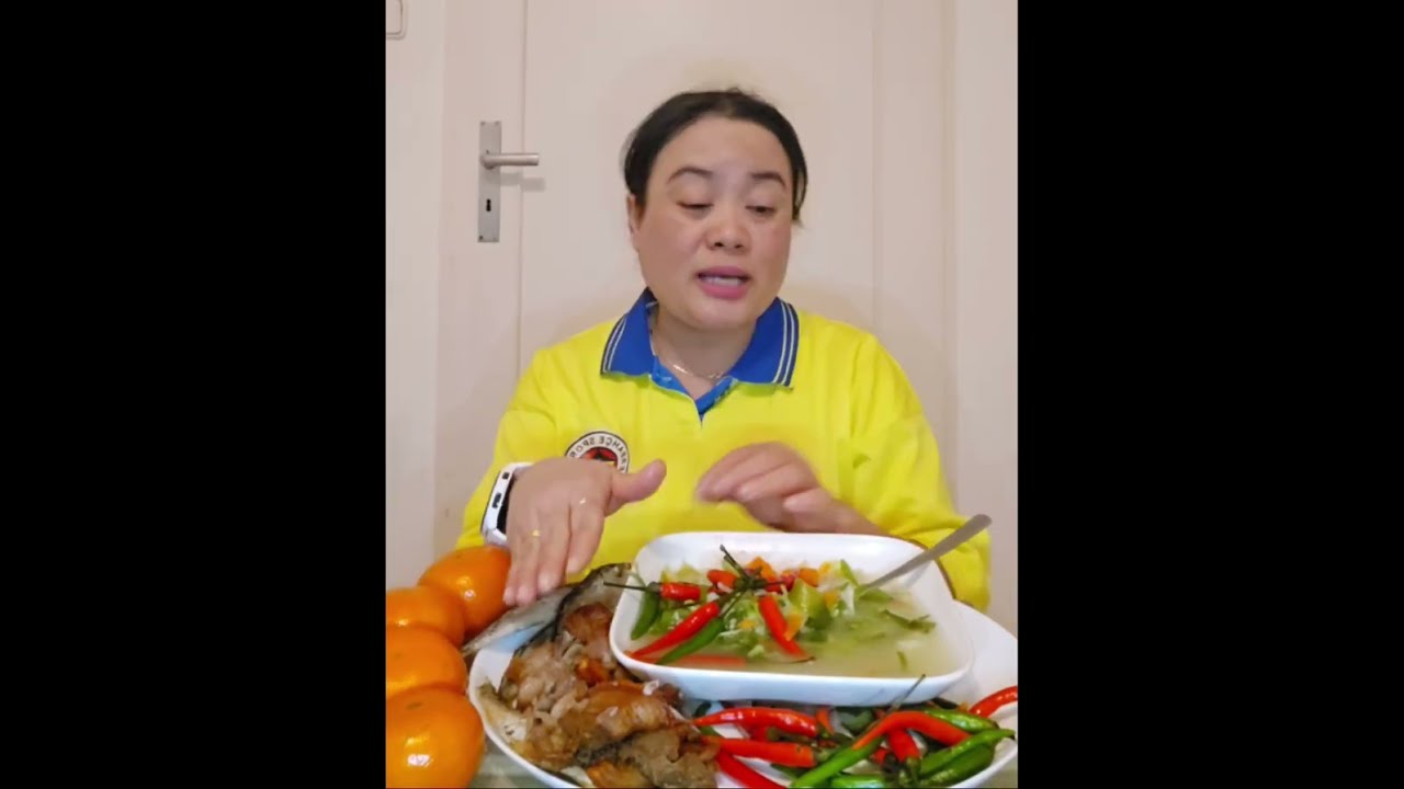 กินปิ้งปลาหมูสามชั้นกินกับส้มผัก