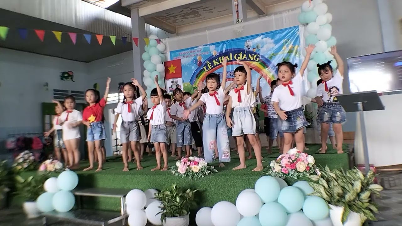 Kĩ liệm ngày khai giảng trường mần non thôn 9 xã Hoài Đức