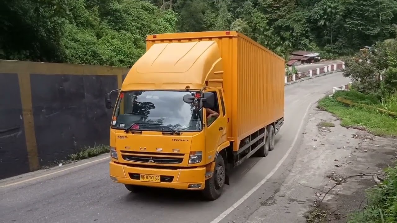 Hino box gak kuat nanjak dan ditarik dengan Fuso bermuatan tiang listrik