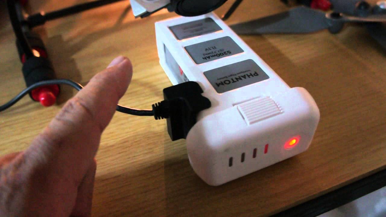 Bateria Phantom2 carregando em carregador de lipo
