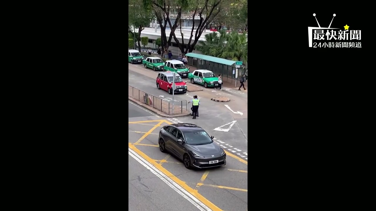【有片】香港行人亂過馬路再爆笑料 ，阿伯玩手機過馬路警員即場捉正！網民：電話值兩千蚊！尋日執法行動已見成效！#最快新聞