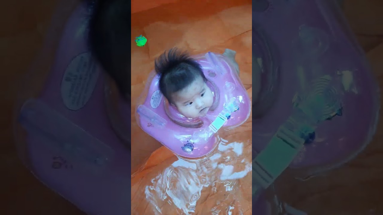 Bé Bông tập bơi mà buồn ngủ cô chú ơi !