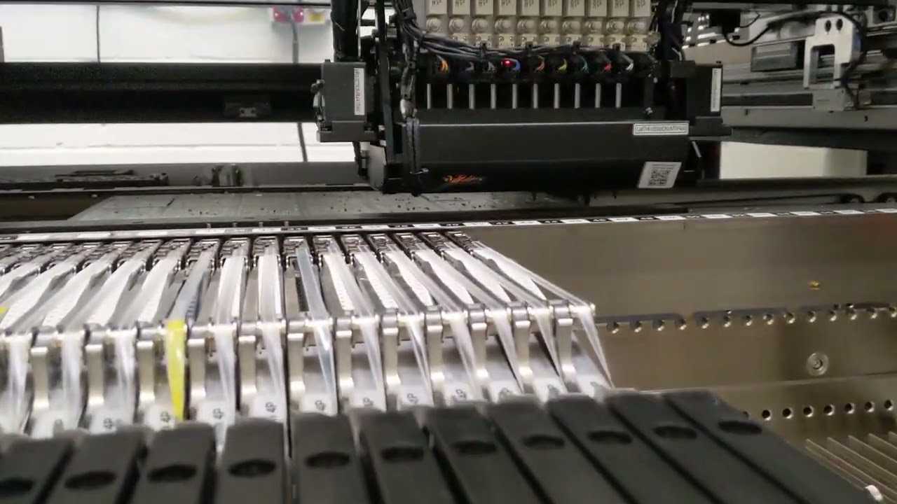 Hanwha DECAN S1 Pick and place Machine in real time assembly.