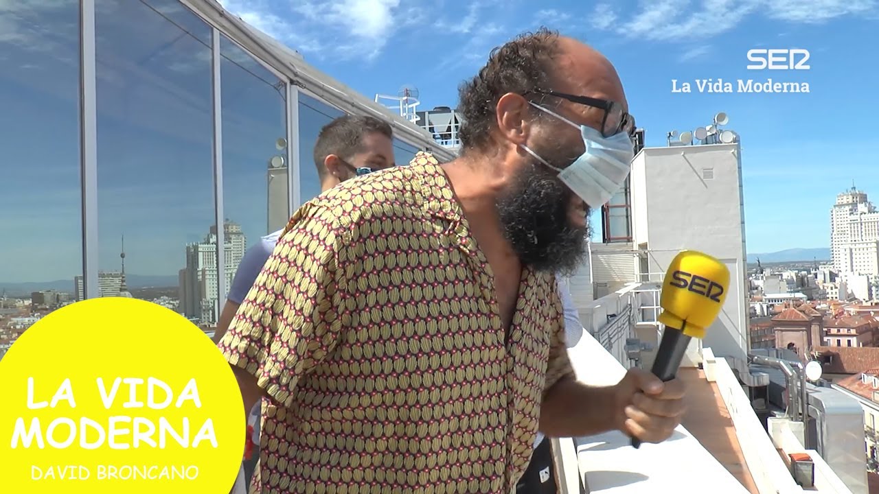Tres adultos gritando e insultando a un niño pequeño #LaVidaModerna