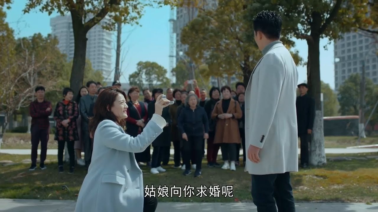 包蓓蕾下跪求婚，谭峰羞涩答应庆幸围观群众不多，谁知她还开了全球直播！《老闺蜜》｜王馥荔 潘虹 宋晓英 许娣 吴冕【捷成华视偶像剧场】