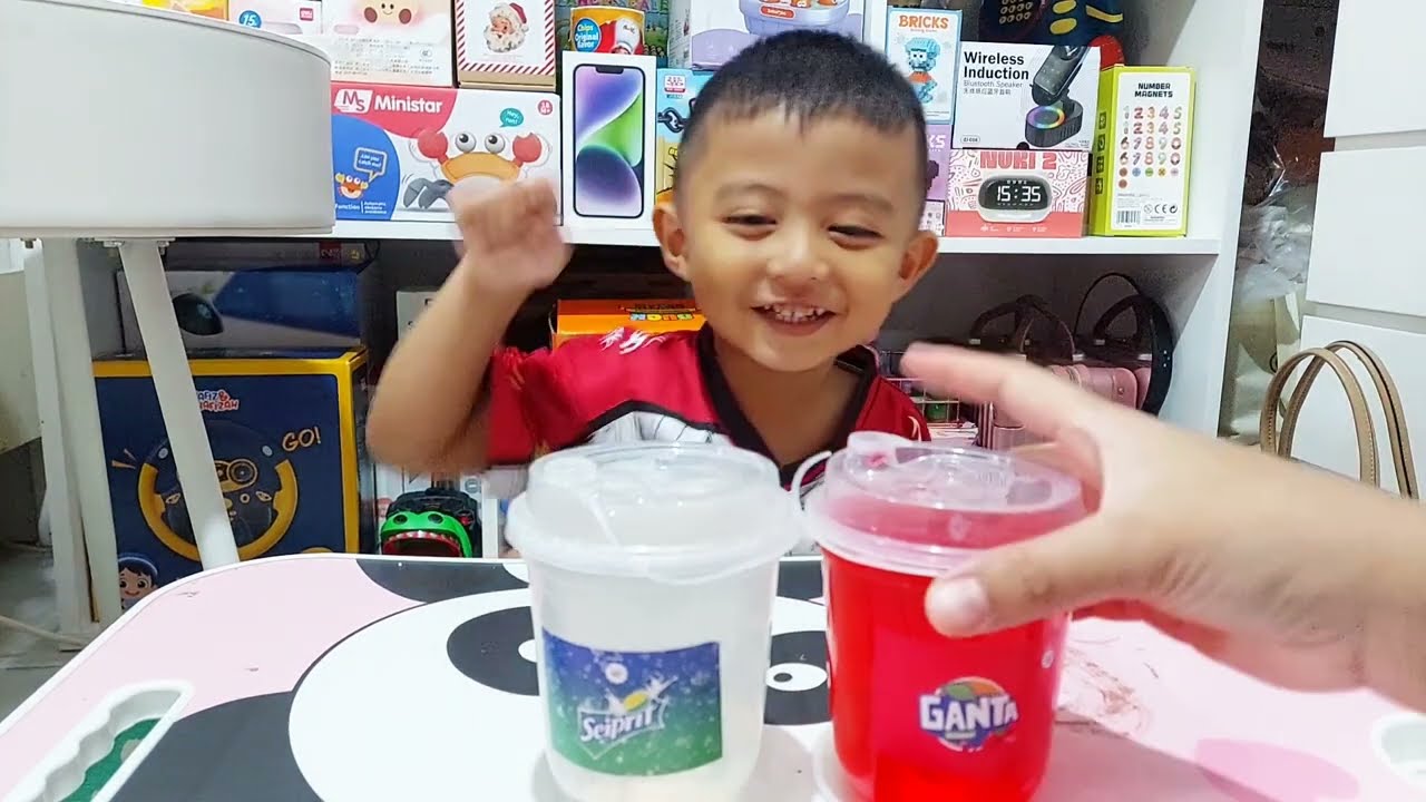 ARSHAKA BERMAIN SLIME SAMBIL MELATIH MOTORIK HALUS DAN MENGENAL TEKSTUR BENTUK SLIME
