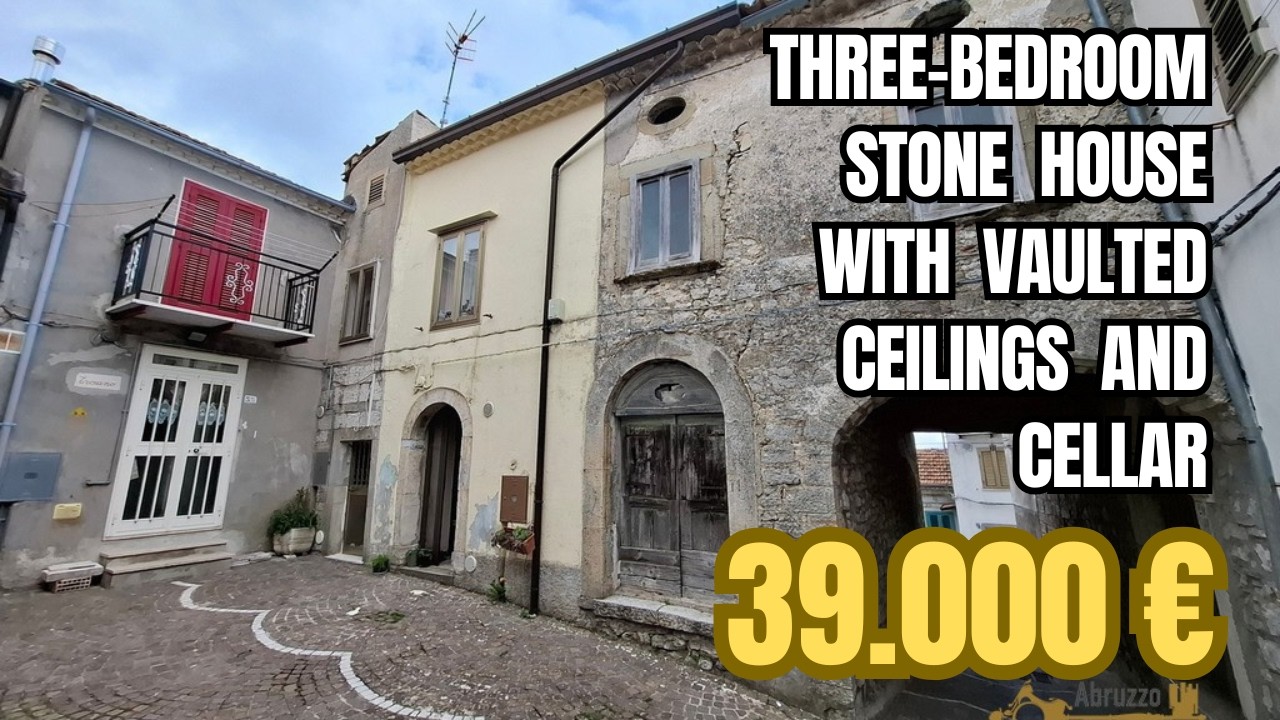 Three-bedroom stone house in good conditions, with vaulted ceilings and cellar. Schiavi D'Abruzzo