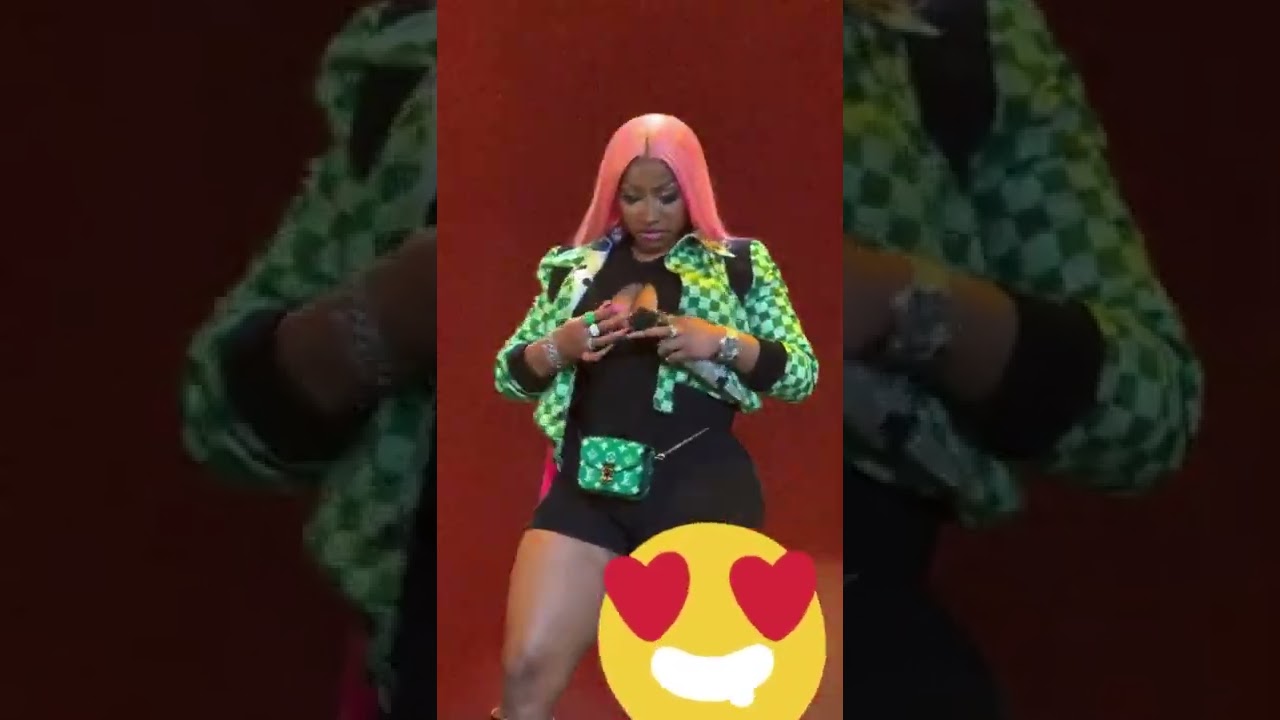 Nicki Minaj TOOK OFF Her Dress For Her Fans During Ovo Fest(Nicki Minaj Nudes) #nickiminaj #music