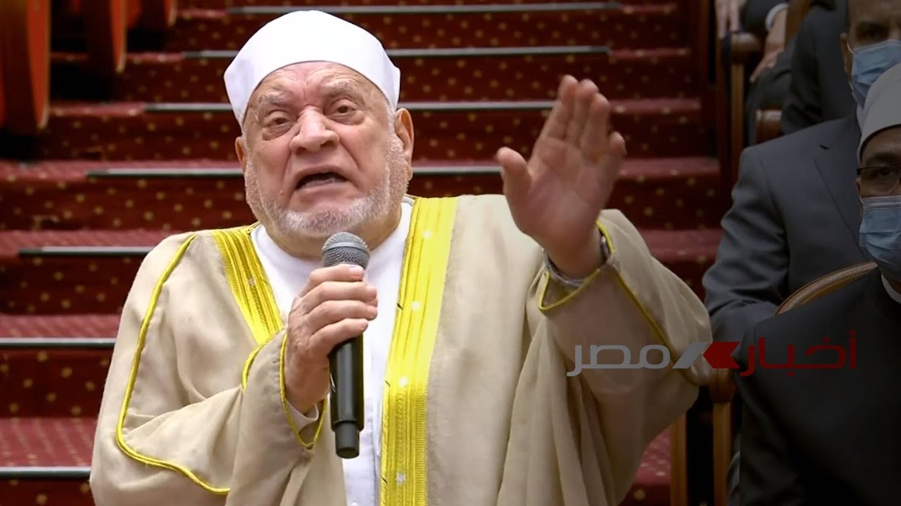 شاهد.. د. أحمد عمر هاشم يلقي أبياتا شعرية في حب الرئيس السيسي
