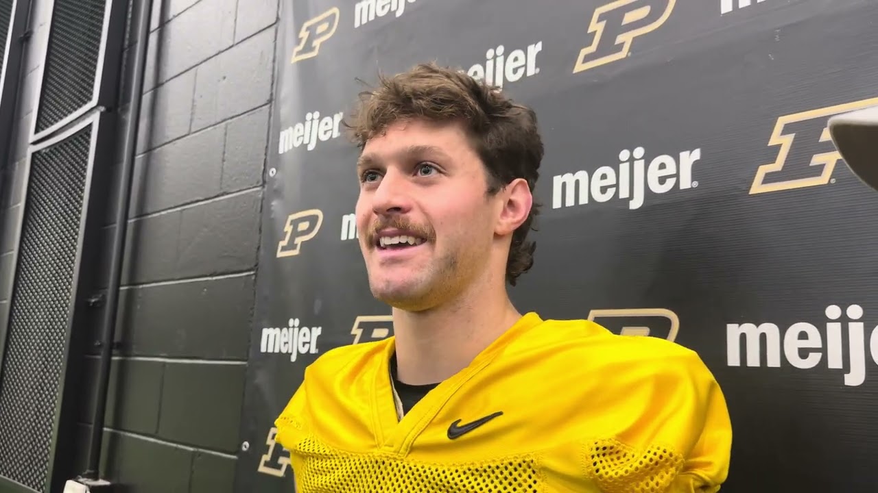 Видео GoldandBlack.com: Райан Браун, квотербек команды Purdue, в первый день весенних тренировок.