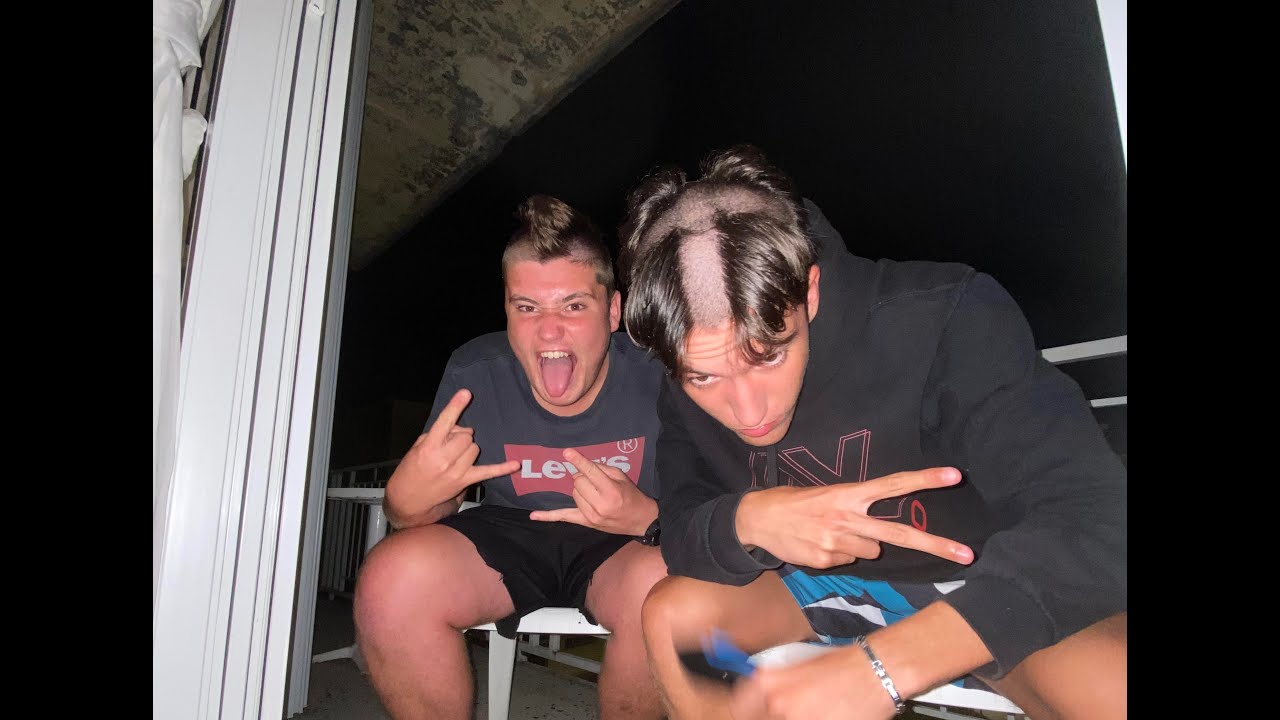 Je coupe les cheveux a mon frere et inversement ( c drole en vrai)