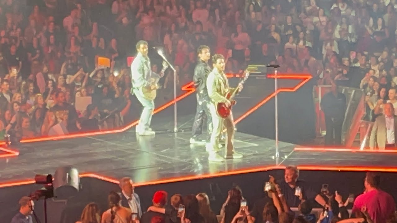 Jonas Brothers- S.O.S. (Live @ the Enterprise Center in St. Louis 8/27/23)
