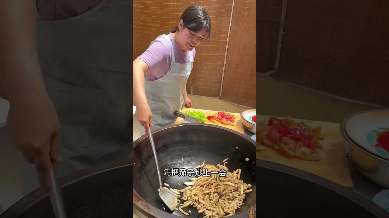 天太热了，大锅里做个饭跟蒸桑拿一样#农村柴火饭