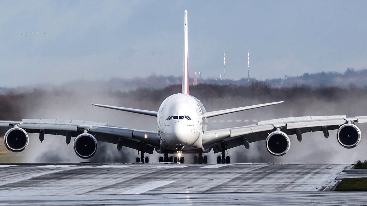BOEING 777 BIRDSTRIKE at Amsterdam + AIRBUS A380 LANDING on a wet runway (4K)