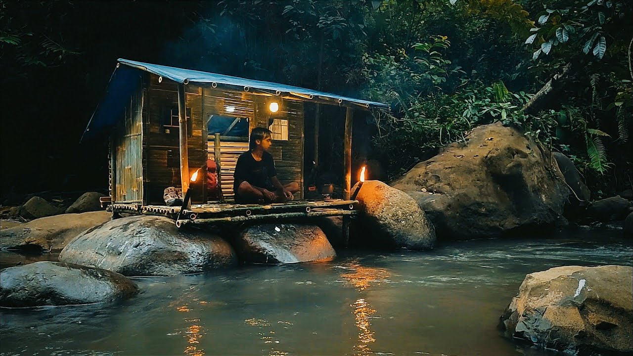 Membangun tempat perlindungan di sungai mata air pegunungan yang jernih||Solo camping-Bushcraft