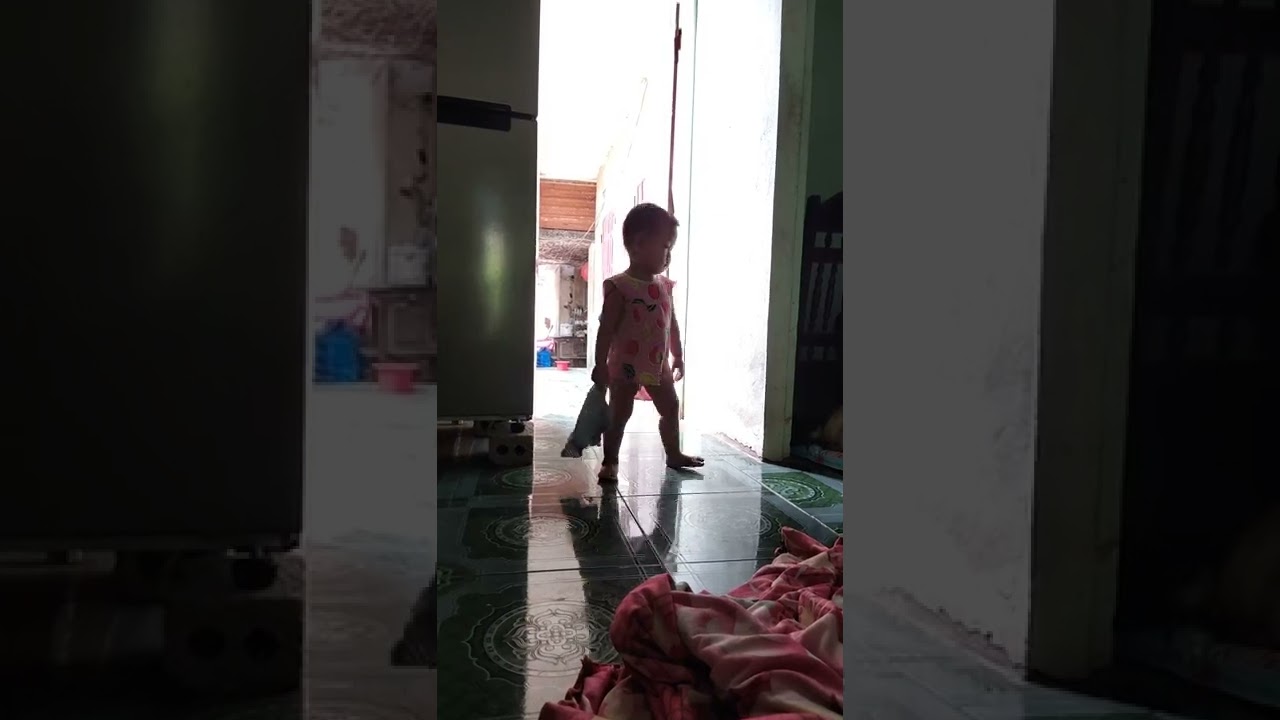 TỰ MẶC QUẦN ÁO CỦA BÉ YÊU